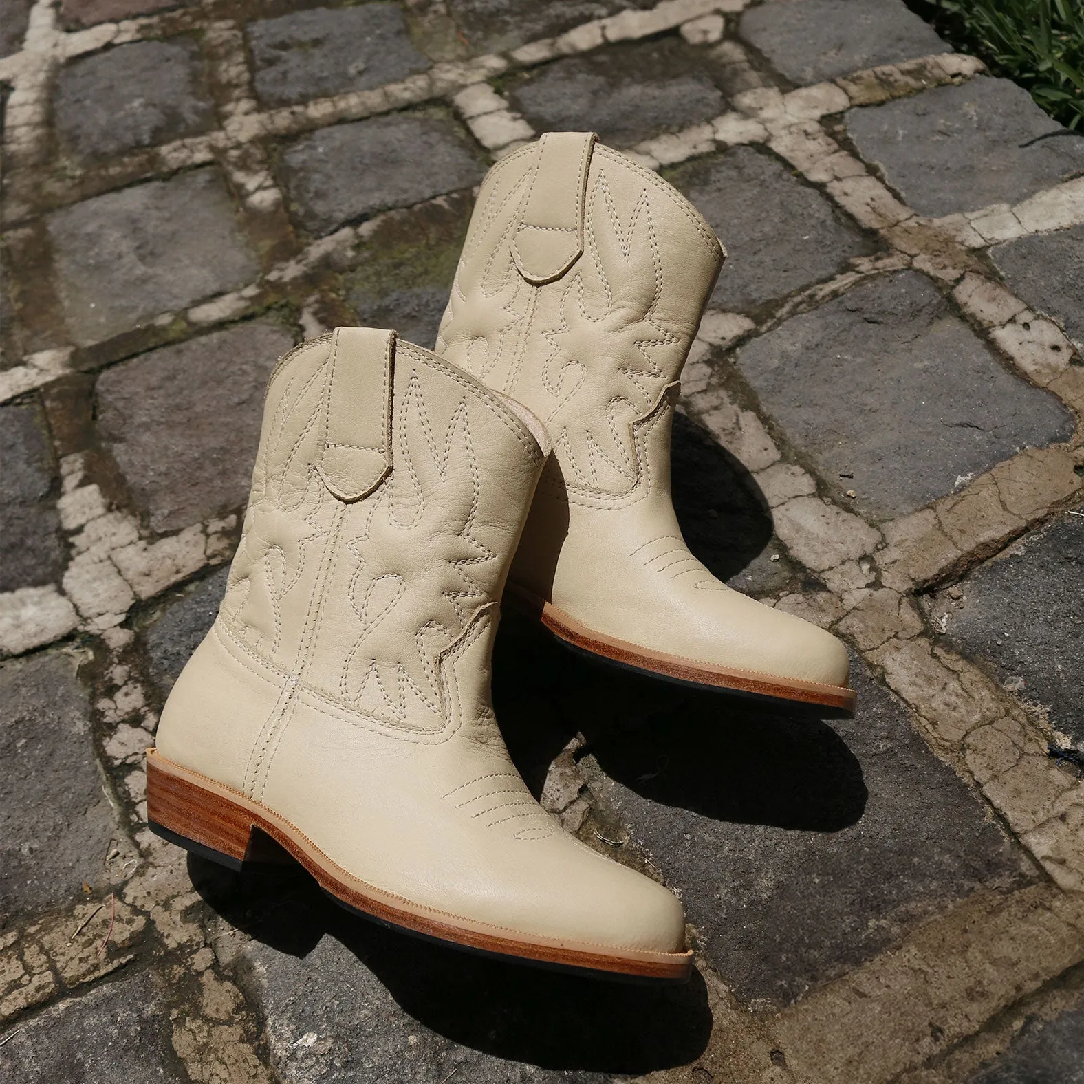 MK221350 - NEW Dirt Kickers Boots Butter [Western Leather Boots]