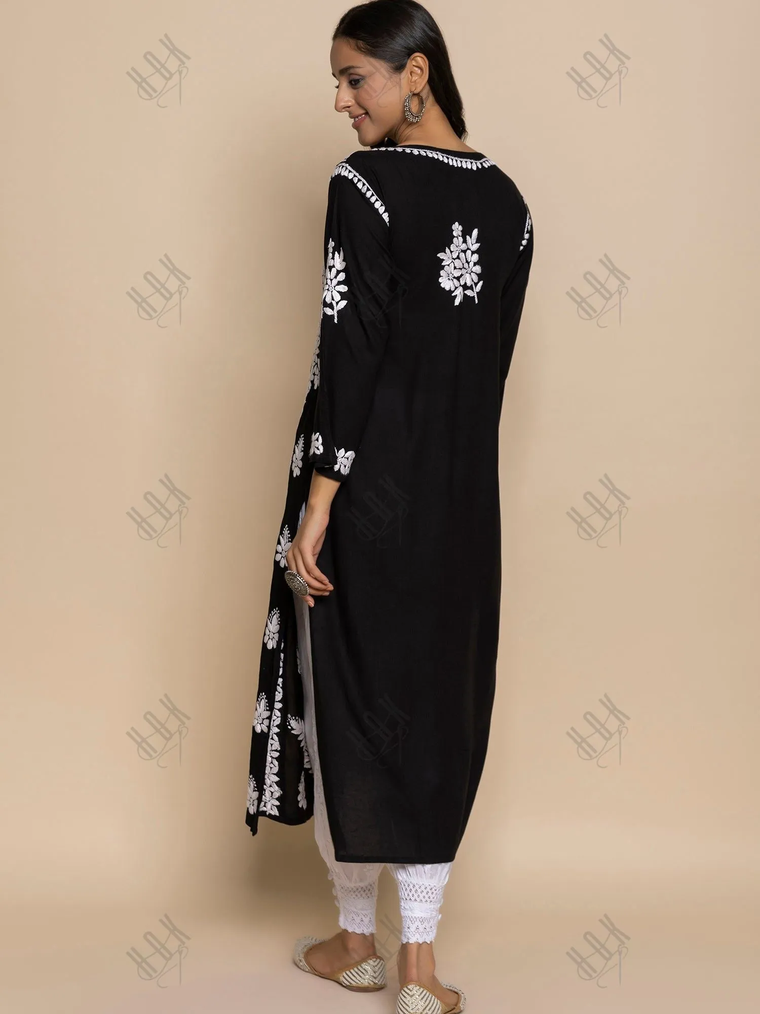 Rijuta in Chikankari Kurta in Rayon Cotton V Neck Black