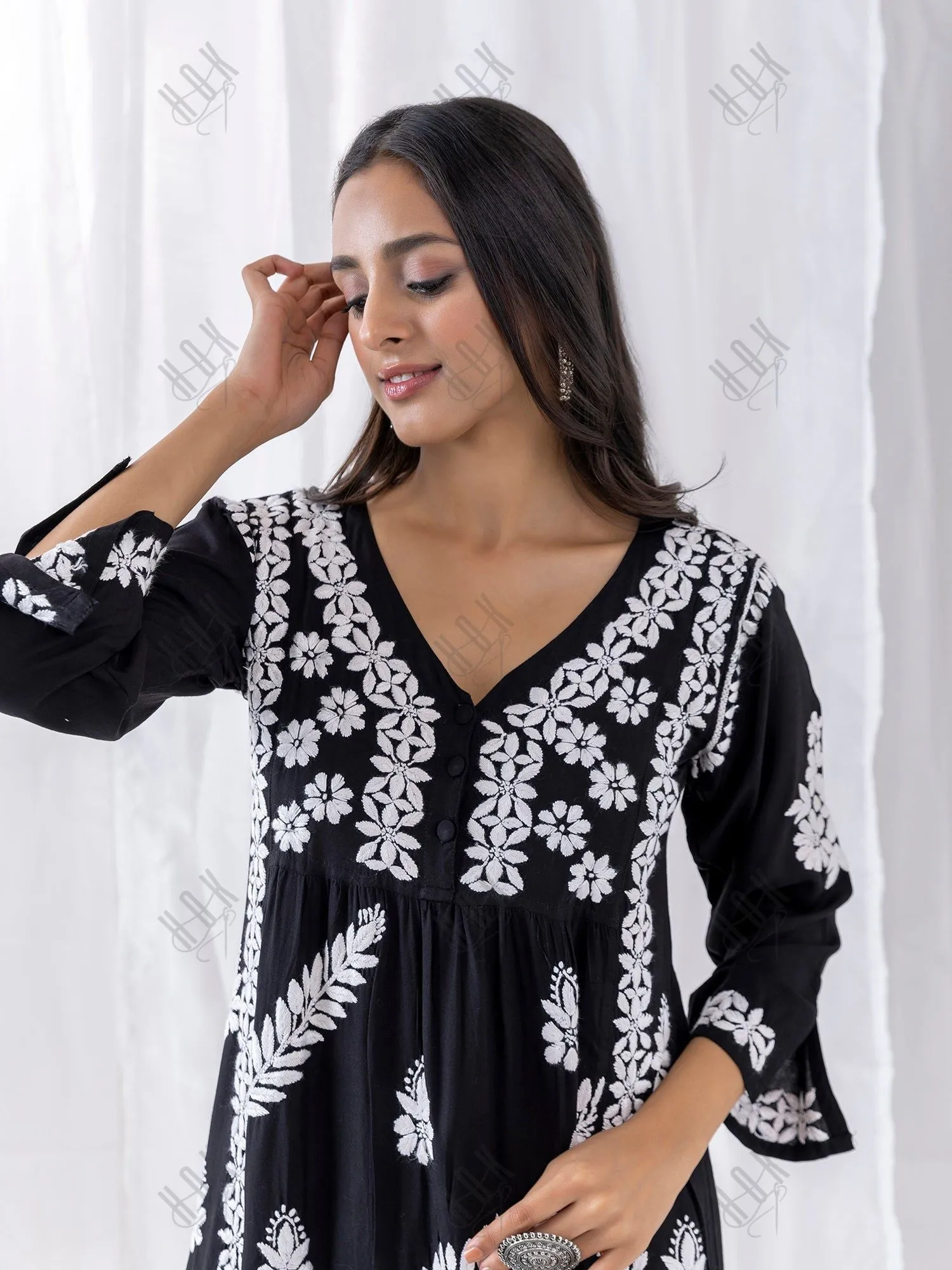 Rijuta in Chikankari Kurta in Rayon Cotton V Neck Black