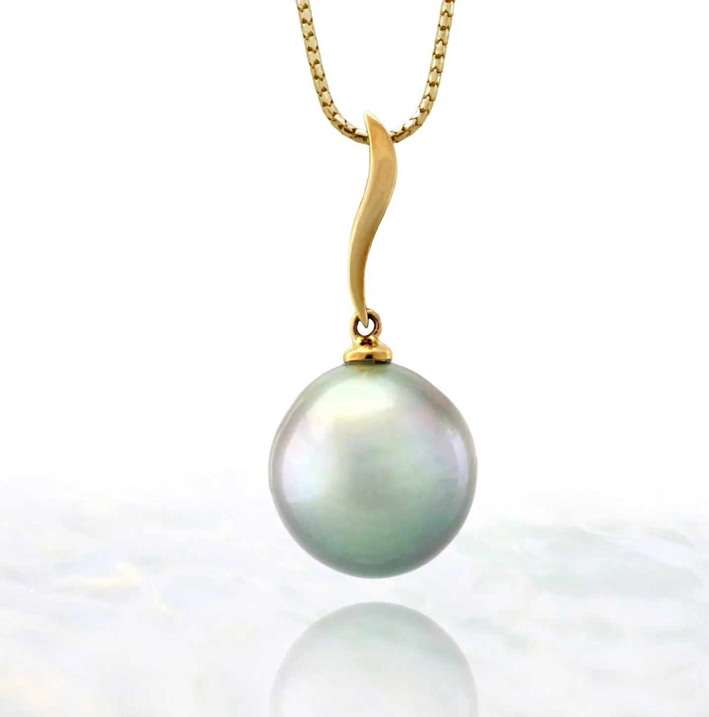 Tahitian pearl pendant in 18k yellow gold - Timeless Elegance - PEYGPE01108